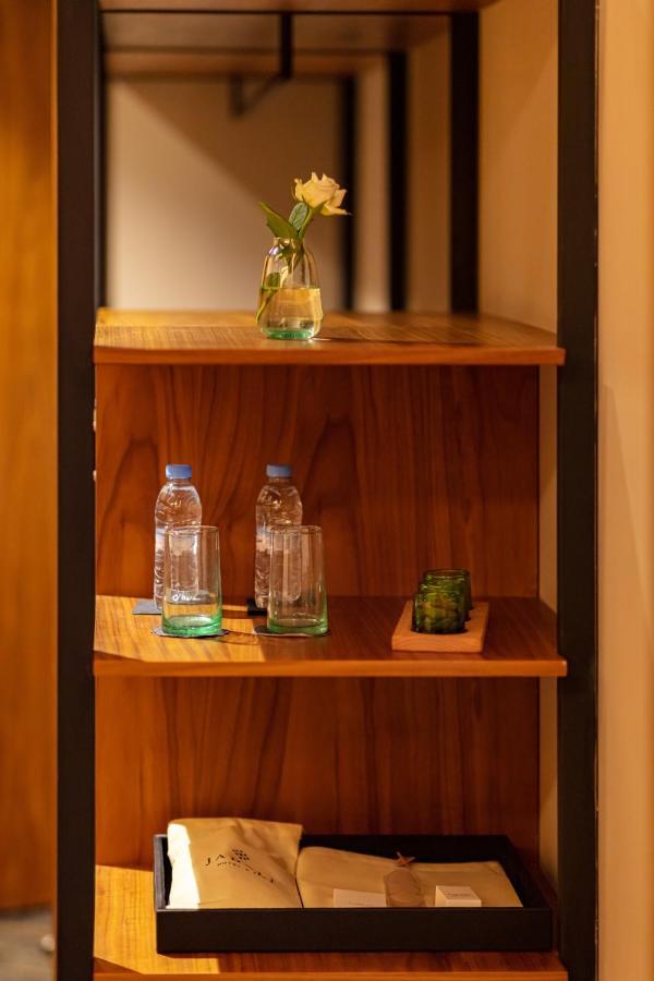 Hotel Jadali & Spa Marakeş Dış mekan fotoğraf Bottled water in a hotel room