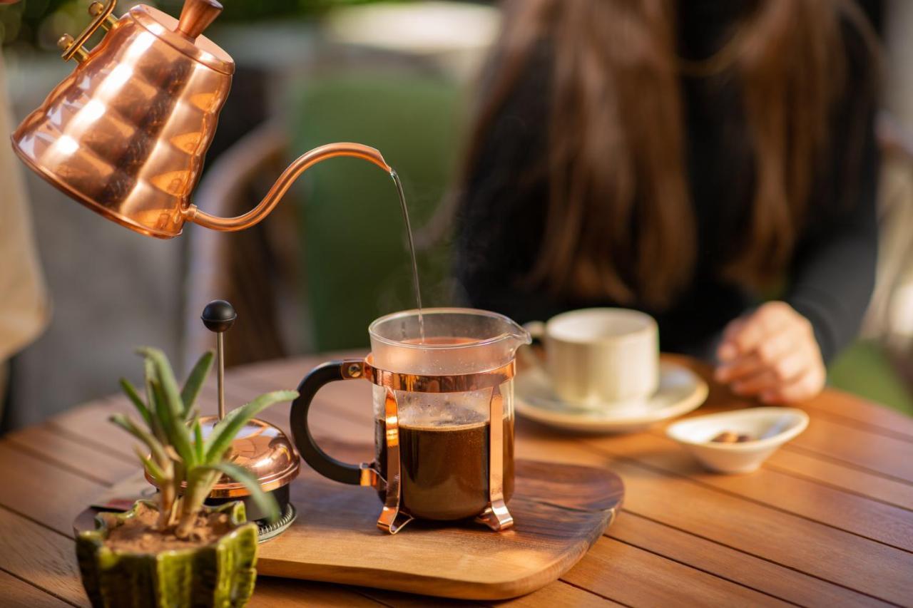 Hotel Jadali & Spa Marakeş Dış mekan fotoğraf A copper kettle and a glass cup