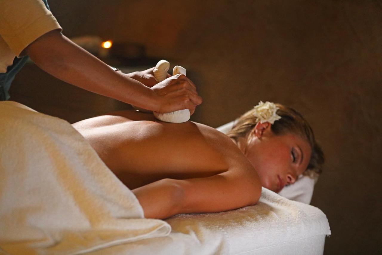 Hotel Jadali & Spa Marakeş Dış mekan fotoğraf A woman receiving a massage with hot stones