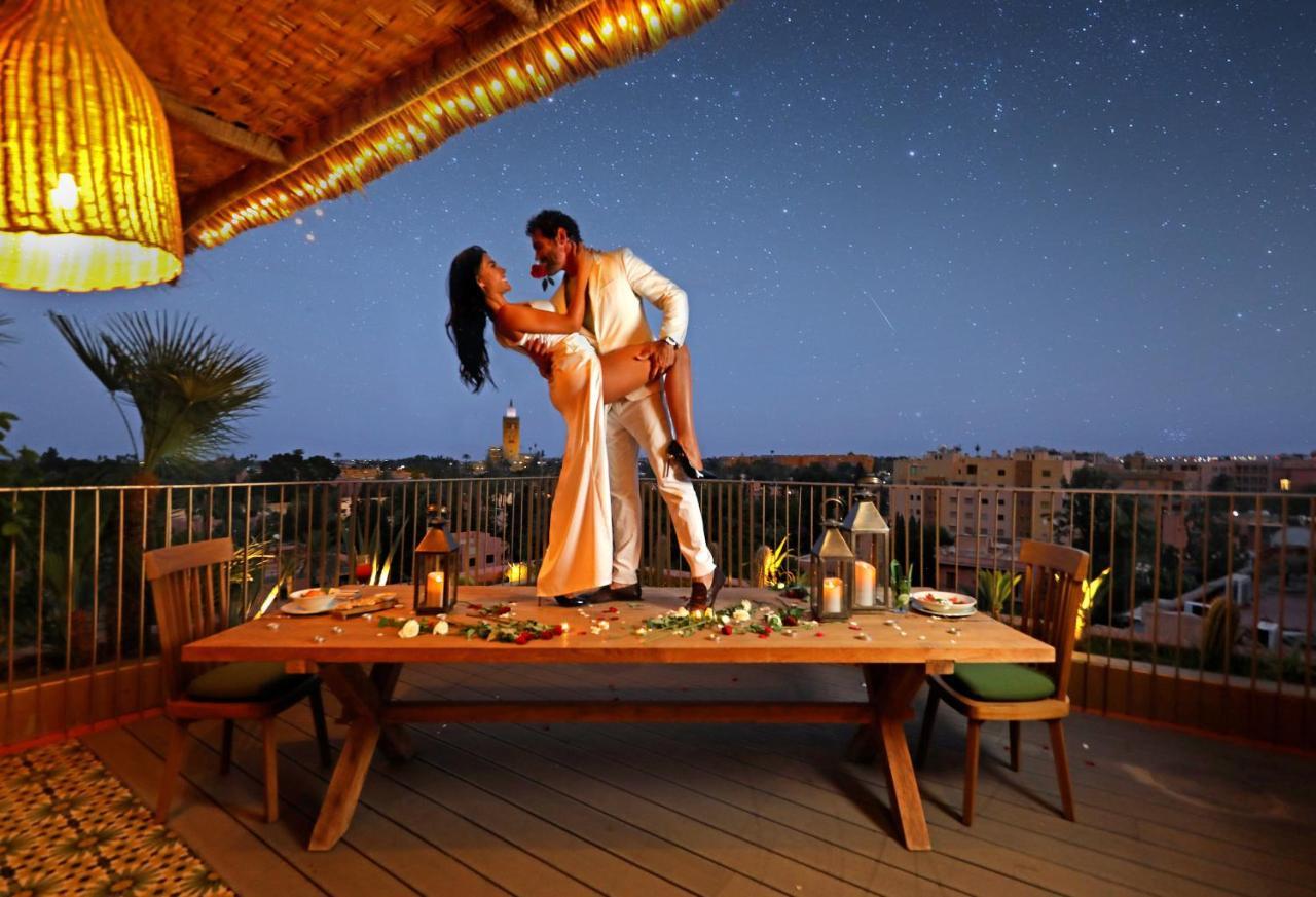 Hotel Jadali & Spa Marakeş Dış mekan fotoğraf A couple dancing on a rooftop